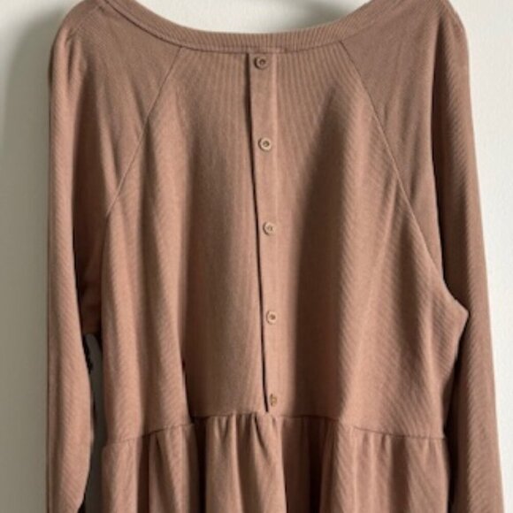 NWT Hayden Babydoll top with button down the back size 1X - Picture 4 of 6